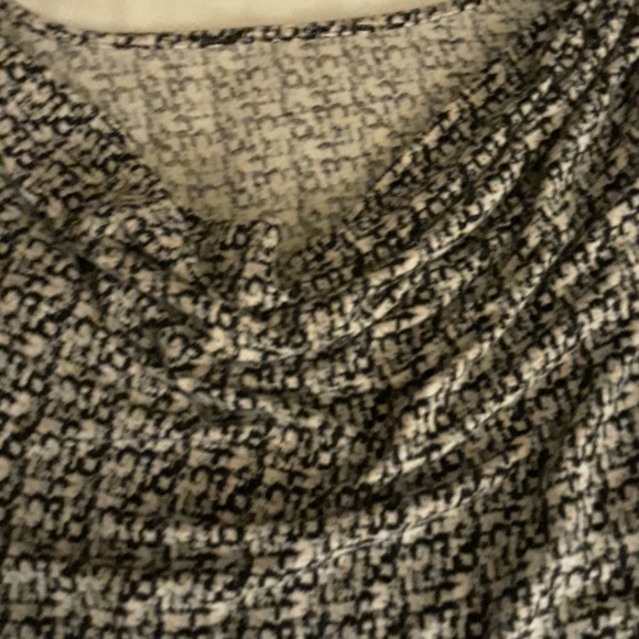 *This a gorgeous (untagged) top - Picture 2 of 6